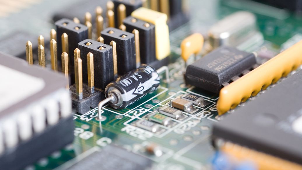 新和成：公司的新材料产品下游应用领域广泛包括汽车交通、电子电器、半导体、环保除尘